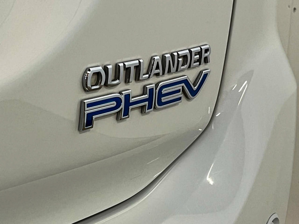 Mitsubishi Outlander, 2015, 2.0 hibrīds, automāts