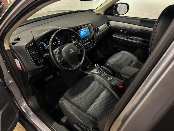 Mitsubishi Outlander, 2015, 2.0 hibrīds, automāts