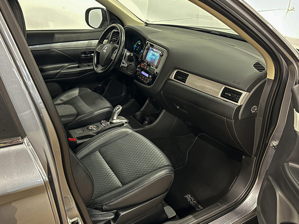 Mitsubishi Outlander, 2015, 2.0 hibrīds, automāts