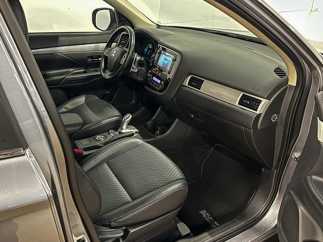 Mitsubishi Outlander, 2015, 2.0 hibrīds, automāts