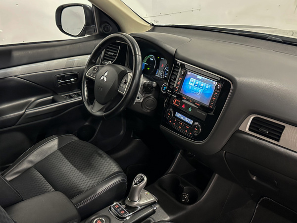 Mitsubishi Outlander, 2015, 2.0 hibrīds, automāts