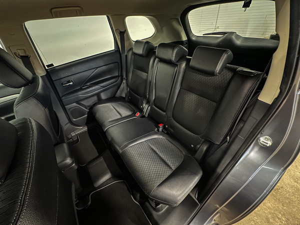 Mitsubishi Outlander, 2015, 2.0 hibrīds, automāts