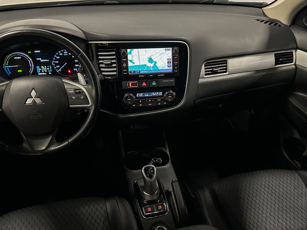 Mitsubishi Outlander, 2015, 2.0 hibrīds, automāts