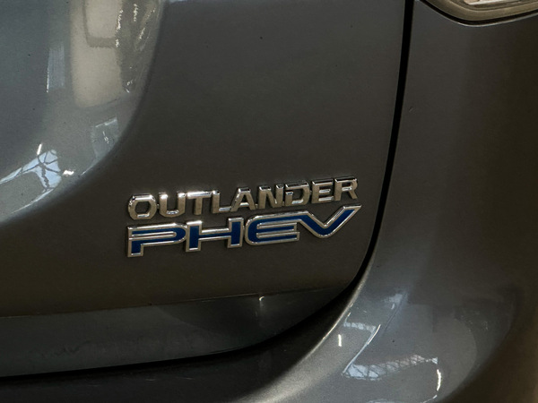 Mitsubishi Outlander, 2015, 2.0 hibrīds, automāts